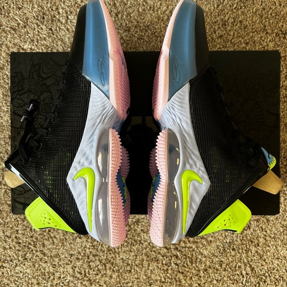 Nike LeBron 19 Low ‘Ghost Green’ - Picture 6 of 10